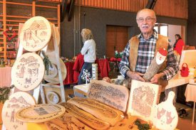 Les pyrogravures sur bois d’Ernest Vez attiraient l’oeil des visiteurs. ©Carole Alkabes