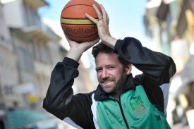 Olivier Schott est un véritable mordu de la sphère orange. A 46 ans, il officiera cette saison comme entraîneur-joueur de l’équipe de 3e ligue masculine de l’USY, en plus de son rôle de président du club.