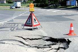 La chaussé a été endommagée par la rupture d’une autre conduite. ©Michel Duperrex