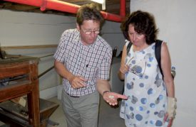 Pierre-André Vuitel a profité de présenter le fonctionnement et l’histoire du moulin Rod à Berta Staedler, ainsi qu’aux autres visiteuses. ©C. Md