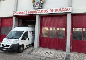 Le petit bus nord-vaudois s’est parqué à la caserne des pompiers locaux pour décharger tout le matériel qui avait été collecté en Suisse. ©DR