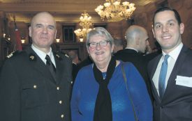 Le colonel Alain Bergonzoli avec la députée -et présidente du TCS- Pierrette Roulet-Grin, ainsi que Pascal Gafner, président du Conseil communal d’Yverdon-les-Bains. ©Isidore Raposo