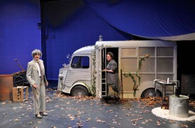 Le spectacle «Ta main» met en scène la rencontre de trois solitaires dans une forêt d’hévéas. © Joëlle Richard