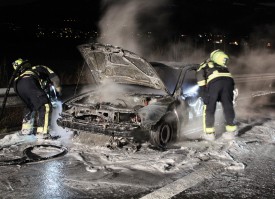 L’incendie a complètement ravagé la voiture de tourisme. © SDIS Orbe