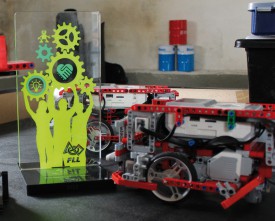 Le prix remis cette année (à g.) et le robot de LEt’sGO. © Muriel Aubert