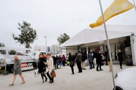 Il est 11h20, hier matin. Les derniers occupants des tentes du Comptoir sont évacuées en raison des risques. Exposants et visiteurs pourront revenir dès 14h. © Nadine Jacquet