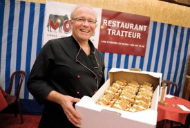 Jean-Claude Ogiz va offrir les mille-feuilles qui lui restent à différentes collectivités de la région. © Nadine Jacquet