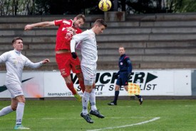 L’Yverdonnois Mustafa Sejmenovic (en rouge) et Bienne ont souffert. © Champi