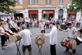 Le président de l’Association de la Fête de la musique, Gilles Gfeller (au centre), a animé la place de l’Ancienne- Poste avec le groupe de percussions africaines et afro-cubaines de la Fodge Music School. © Nadine Jacquet