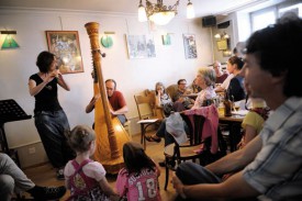 Park Stickney et Violaine Contreras ont joué, en début d’après-midi, au café L’Intemporel. © Nadine Jacquet