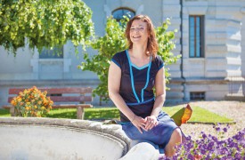 Annick Voirol, chargée de projets culturels et touristiques de Grandson, devant l’Hôtel de ville. © Simon Gabioud