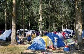 De nombreux touristes ont installé leur tente au camping de la Menthue, à Yvonand. © Nadine Jacquet