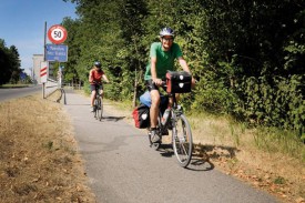 Marianne et Jürg Gautschi se remettent en route en direction d’Estavayer-le-Lac. © Nadine Jacquet