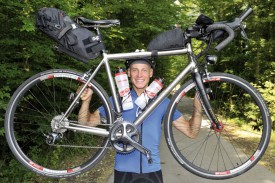 Jonas Goy et son vélo tout équipé. Oui, tout est bien là, pour rouler, dormir et rester connecté. © Michel Duperrex