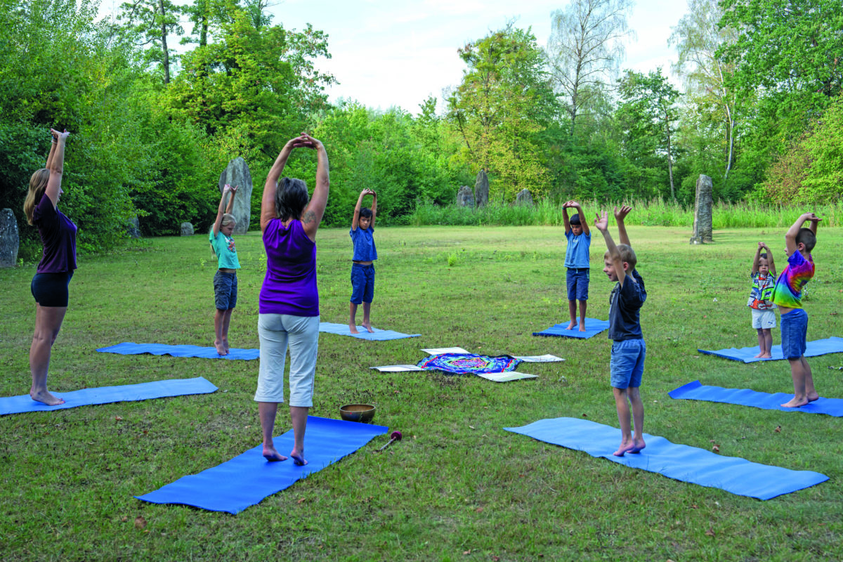 La relaxation pour enfant, au milieu des menhirs