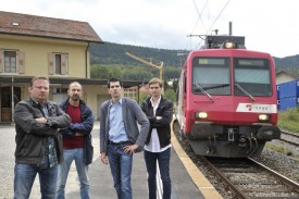 Pour Olivier Baudat, Christian Vullioud, municipaux du Chenit, Nicolas Rochat Fernandez, député, et Sébastien Cala, président du PS vallée de Joux (de g. à dr.) le combat ne fait que commencer pour que la gare du Day soit transformée. © Michel Duperrex