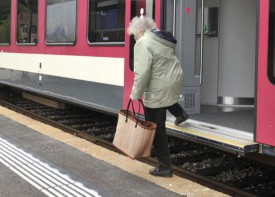 Il faut être souple pour descendre du train sur la voie trop basse du Day. © Michel Duperrex