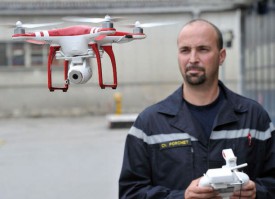 Christophe Porchet, du SDIS, guide l’objet volant avec précision. © Duperrex -a