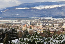 Un manteau blanc recouvrait tout le Nord vaudois, hier matin, comme ici, au premier plan, la ville d’Yverdon-les-Bains (photo prise depuis le quartier de Floreyres). © Roger Juillerat