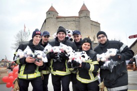 Les pompiers de Grandson ont proposé des peluches aux automobilistes. ©Michel Duperrex 