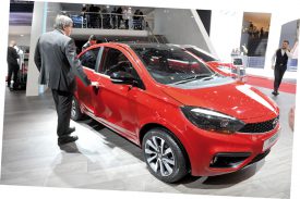 Ci-dessus, une Tata Tigor, de la marque indienne Tata, connue pour ses modèles peu onéreux. La Tata Nano a ainsi été lancée en 2008 à un prix avoisinant les 2800 francs. Elle était présentée, alors, comme la voiture la moins chère du monde. ©Michel Duperrex