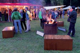 Malgré la pluie du vendredi soir, le public a profité des accalmies pour se retrouver autour d’un feu. ©Gabriel Lado