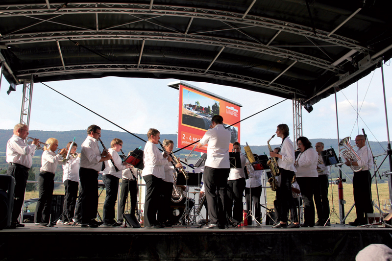 La société de musique La Centenaire de Champagne-Onnens durant son concert, sous la direction de Fabien Dumontel. ©Roger Juillerat