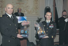 Les colonels Alain Bergonzoli et Stéphane Bras, directeur de l’Académie de police de Savatan, respectivement du Centre national d’entraînement des forces de gendarmerie (CNEFG) à Saint-Astier, en Dordogne (France), avec les plaques marquant le jumelage. ©Isidore Raposo