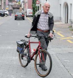 Ce retraité apporte son vélo rouge en bon état. ©Pierre Blanchard