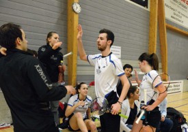 Chris Coles (au centre) et Malika Golay sont félicités par les leurs, après leur probant succès en double mixte, lors du match aller, samedi, à Yverdon. Ils n’ont pas pu rejouer le lendemain. © Michel Duvoisin