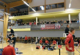 Le Centre de badminton avait fait salle comble pour cette demifinale des playoffs de LNA. En rouge, les joueurs d’Uzwil. © Michel Duvoisin
