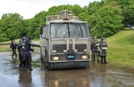 Les policiers doivent tenir une distance de sécurité avec le tonne pompe. © Carole Alkabes