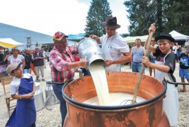 Le maître fromager de L’Auberson Vincent Tyrode (au centre) lors de la fabrication artisanale du «Contrebandier». © Bobby C. Alkabes