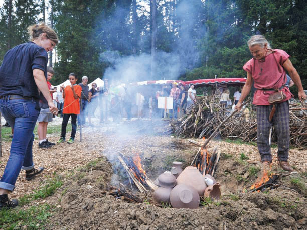 Pour illustrer le thème de «La terre et le feu», rien de tel qu’une démonstration de cuisson par l’archéocéramiste Pierre-Alain Capt. © Bobby C. Alkabes