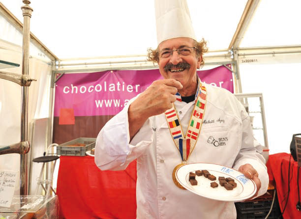 Michael Azouz, de l’Académie culinaire de France, est un chocolatier qui aime partager sa passion, et ses produits avec le public. Il est considéré comme l’un des meilleurs spécialistes du monde. © Bobby C. Alkabes