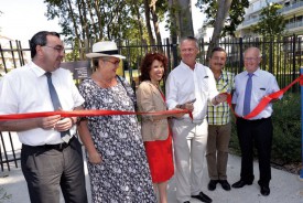 Le traditionnel couper de ruban par les autorités de la Ville (de g. à dr.): Jean-Claude Ruchet, municipal de la jeunesse et de la cohésion sociale, Catherine Carp, présidente du Conseil communal, Goria Capt, municipale de l’urbanisme et des bâtiments, Jean-Daniel Carrard, syndic, François Menna, président de la Société du Castrum, et Marc-André Burkhard, municipal des travaux et de l’environnement. © Alain Martin