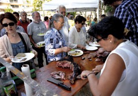 En référence à l’histoire celtico-romaine du site, la Ville a offert à la population un repas gratuit à base de sanglier grillé... © Alain Martin