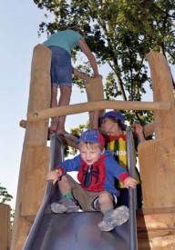 Dès la fin de la partie officielle, les enfants se sont élancés à la découverte de la place de jeux. © Alain Martin