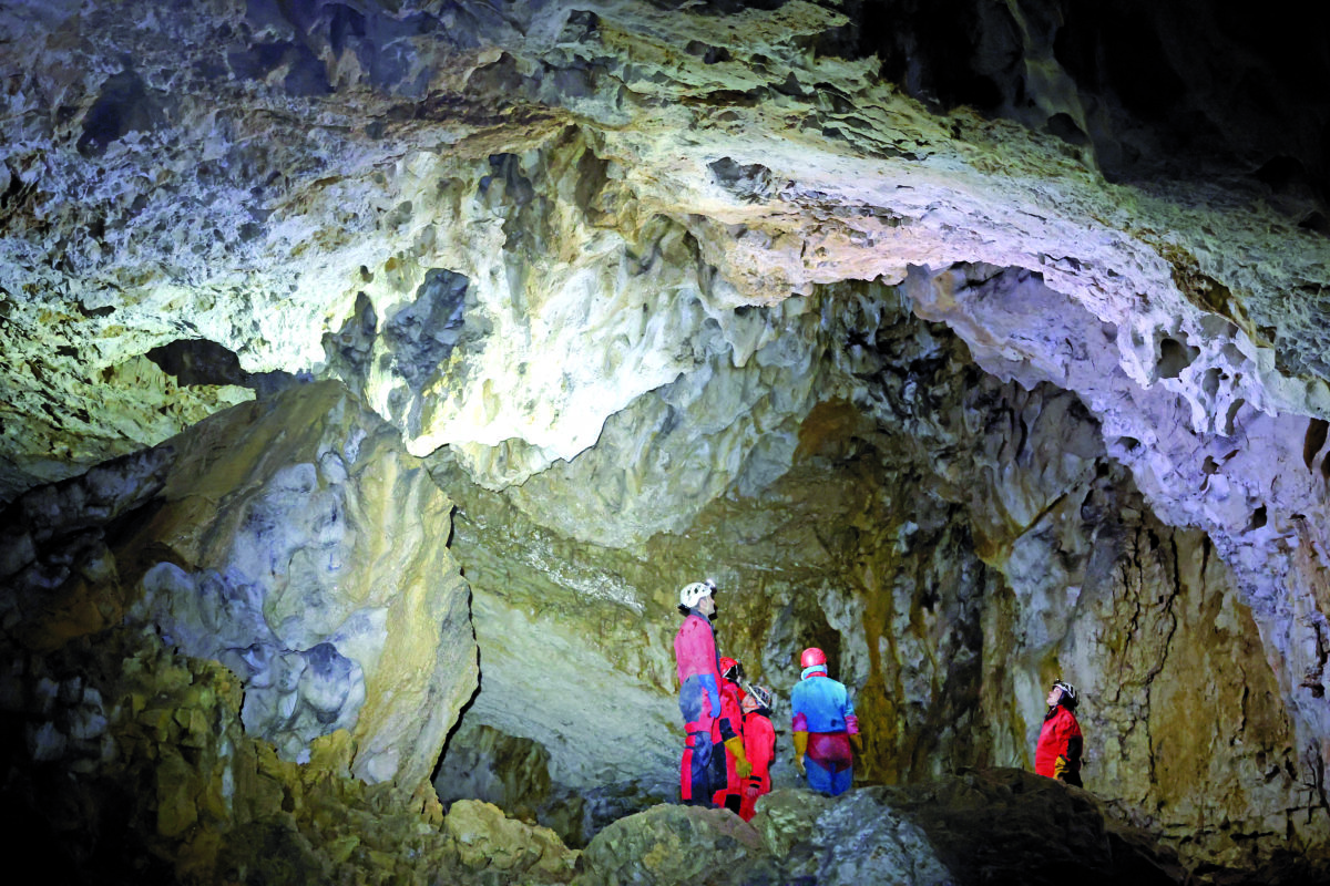 Dans les profondeurs des grottes