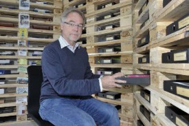 Olivier Mani, directeur de Cosedec, a séparé son open space avec des murs en palettes. © Michel Duperrex