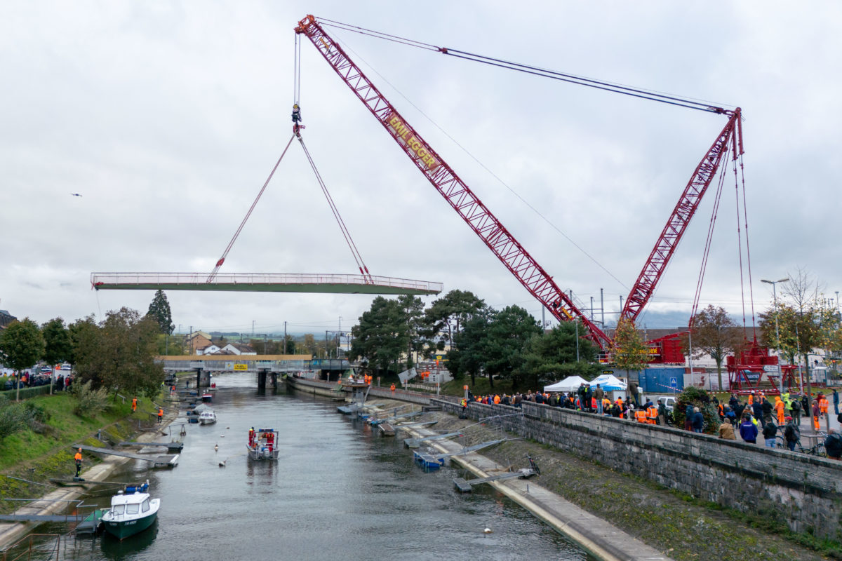 Passerelle suspendue à quelques fils