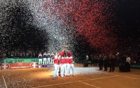 Les Suisses soulèvent le trophée à Lille. DR