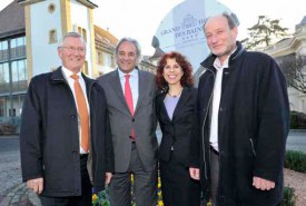 Posant devant le Grand Hôtel des Bains (de g. à dr.): Bernard Russi, président du groupe Boas, Yves Braunschweig, président des conseils d’administration de Cité des Bains S.A. et de Grand Hôtel des Bains S.A., ainsi que la municipale Gloria Capt et le syndic Daniel von Siebenthal, qui représentent la Commune d’Yverdon-les-Bains au sein de ces deux instances. © Michel Duperrex