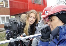 Il est toujours bon de jeter un oeil à sa prestation, auprès des réalisatrices, après une prise. © Michel Duperrex