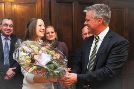 Devant les autres membres de la Municipalité, le syndic yverdonnois Jean-Daniel Carrard a, hier matin, à l’Hôtel-de-Ville, officiellement accueilli Sandrine Kaltenrieder. La jeune femme entre dans l’histoire comme la 30 000 habitante de la Cité thermale. © Carole Alkabes