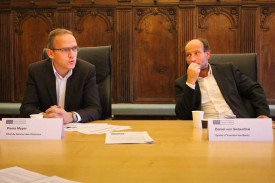 Dans la salle de la Municipalité : Pierre Meyer, chef du Service des finances de la Ville (à g.), et le syndic Daniel von Siebenthal. © Aline Pfänder