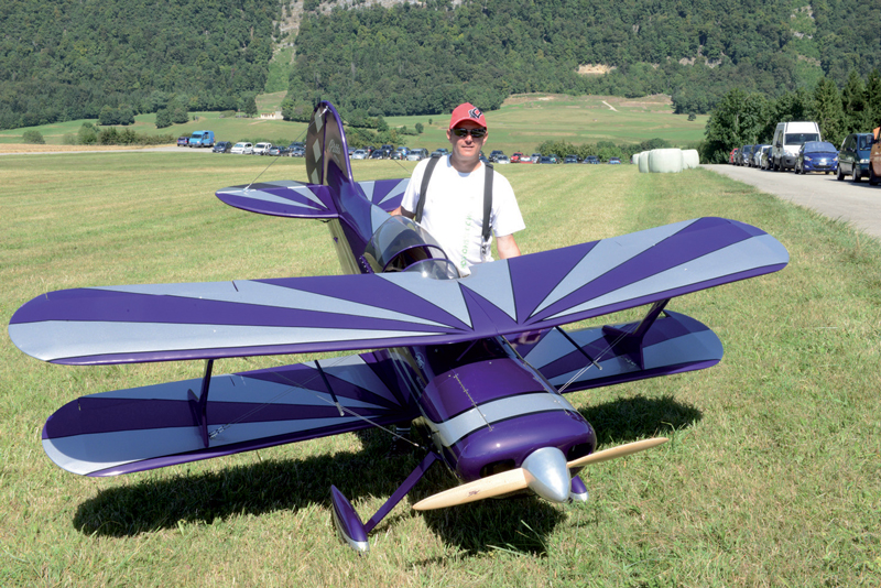 Pascal Ducret a passé plus de 650 heures pour fabriquer son biplan. ©Michel Duvoisin