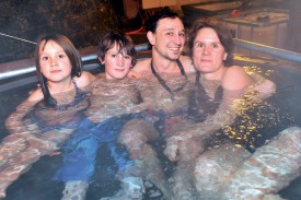 Nora, Hadrien, Danilo et Séverine Pierotti profitent du jacuzzi. ©Michel Duperrex