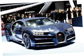 La foule s’était massée aux alentours de la Bugatti Chiron. Devisé à 2,4 millions d’euros, ce modèle fait assurément partie des véhicules les plus chers qu’il est donné de voir dans le cadre de cette 87e édition du Salon international. ©Michel Duperrex