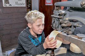 Adrien Rachet a pu tester une agrafeuse pour boîte à vacherin. D’autres métiers traditionnels étaient à l’honneur, comme tavillonneur et leveur de sangles. Le Musée du vacherin Mont-d’Or était également ouvert au public. ©Pierre Blanchard